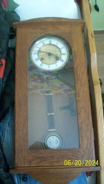 Antieke klok beschikbaar voor biedingen