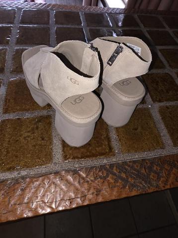 Ugg Sandalen met Hak Beige - Maat 37 beschikbaar voor biedingen