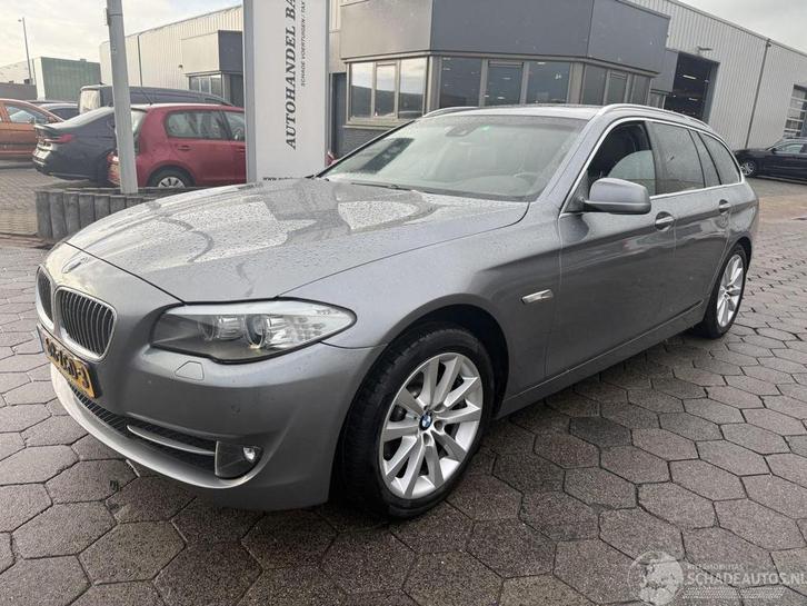BMW 5 Serie Touring 520d High Executive (bj 2011), Auto diversen, Schadeauto's, BMW, Handgeschakeld, Diesel, Stationwagon, Zilver of Grijs