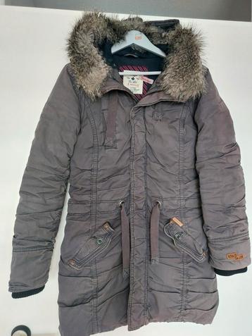 Dames parka van Khujo, moet nieuwe rits vandaar koopje beschikbaar voor biedingen