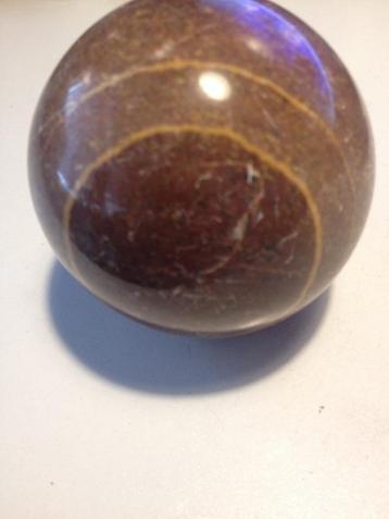 2 grote marmeren ballen beschikbaar voor biedingen