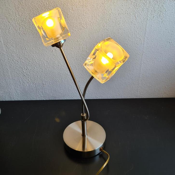 Leuk RVS Tafellampje met 2 Glazen Kapjes, Huis en Inrichting, Lampen | Tafellampen, Gebruikt, Glas, Metaal, Ophalen