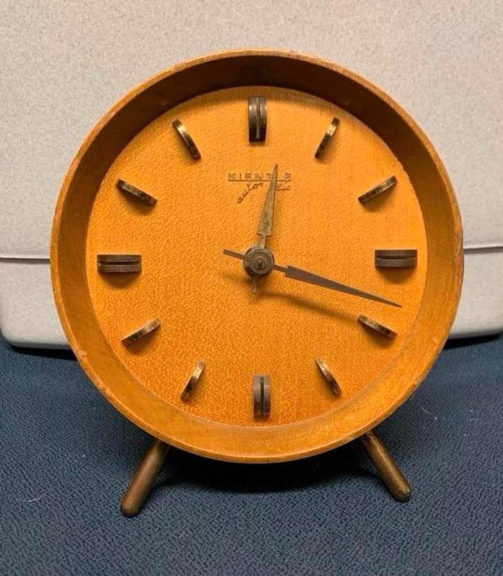 Klok KIENZLE Mid Century bureauklok tafelklok teakhout, Huis en Inrichting, Woonaccessoires | Klokken, Ophalen of Verzenden