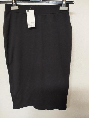 nieuwe zwarte rok beschikbaar voor biedingen