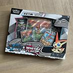 Pokémon TCG Black Bolt White Flare Victini Illustration, Ophalen of Verzenden, Nieuw, Foil