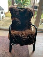 Stoel met schapenvacht, Ophalen, Gebruikt, Zwart, Riet of Rotan