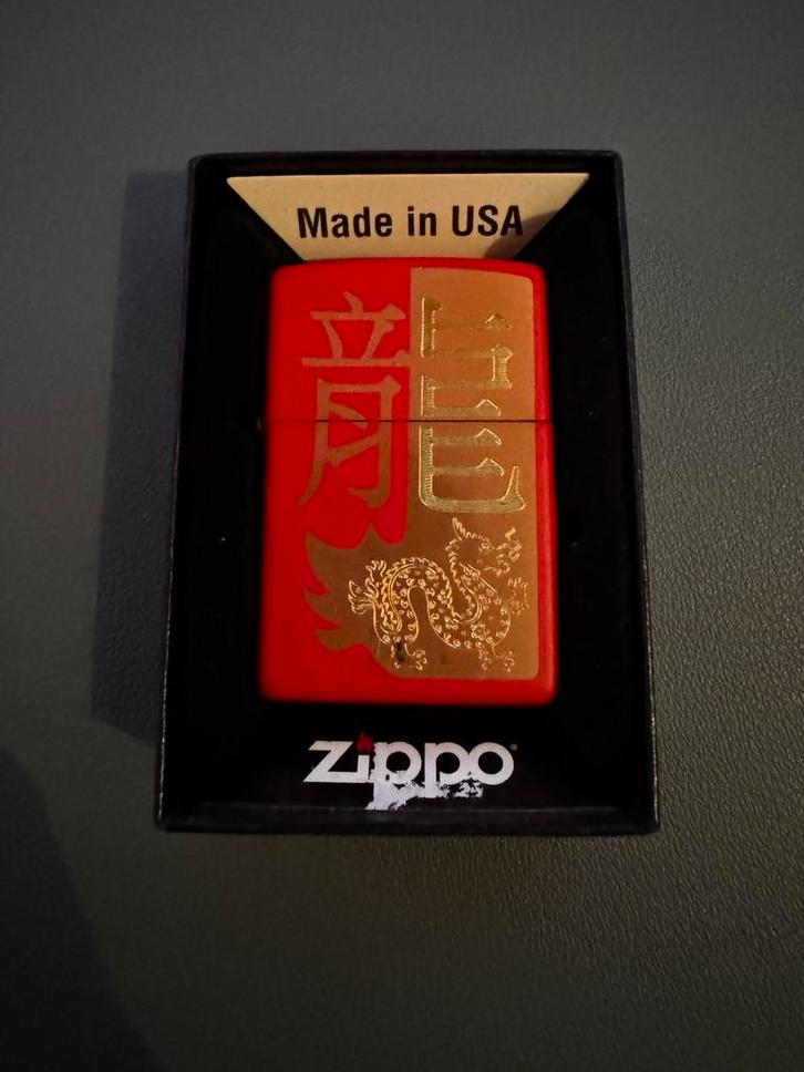 Zippo Year of the Dragon - Rood - Nieuwstaat, Verzamelen, Rookartikelen, Aanstekers en Luciferdoosjes, Zo goed als nieuw, Aansteker