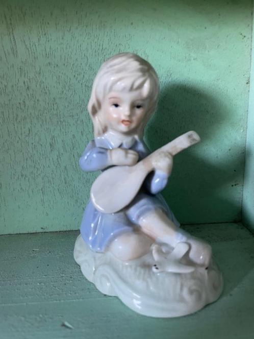 Beeldje lichtblauw porselein. Meisje met mandoline blauw wit, Verzamelen, Beelden en Beeldjes, Zo goed als nieuw, Mens, Ophalen