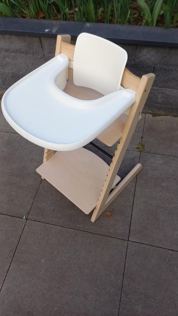 Stokke Tripp Trapp kinderstoel, met tafelblad en babyset, Kinderen en Baby's, Kinderstoelen, Gebruikt, Meegroeistoel, Aanschuifbaar