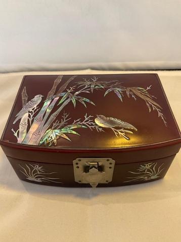 antieke naaidoos beschikbaar voor biedingen