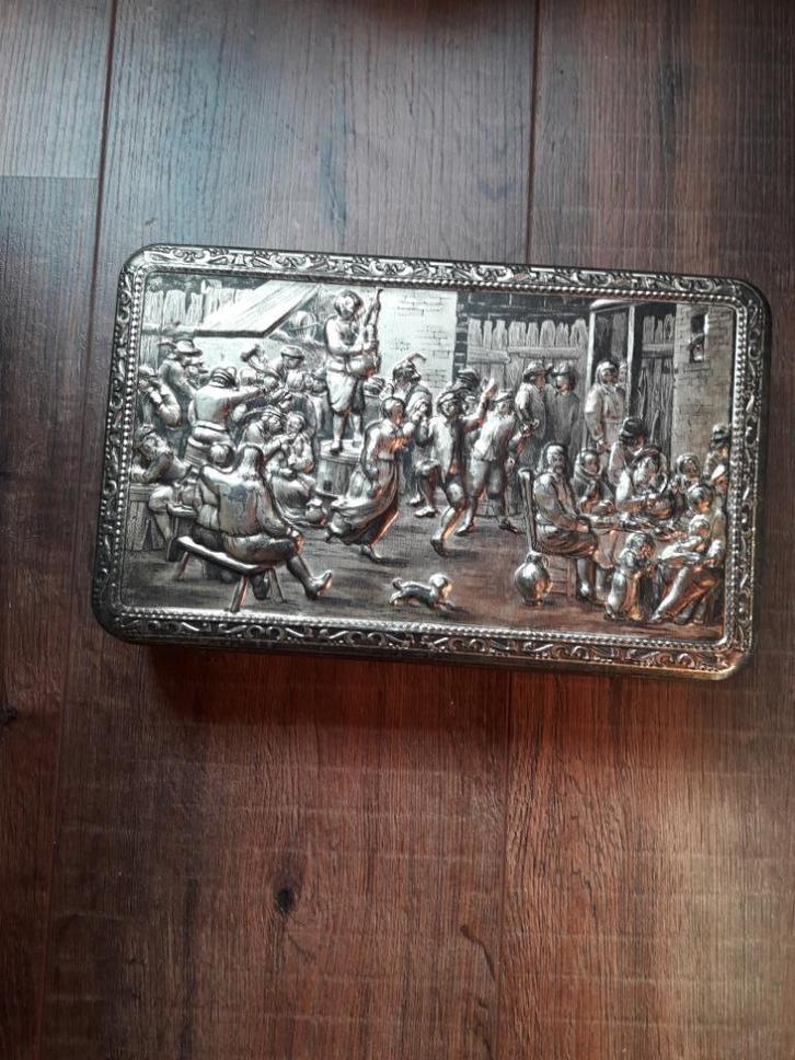 Langwerpig blik met feestende mensen in reliëf., Verzamelen, Blikken, Gebruikt, Overige, Overige merken, Ophalen of Verzenden