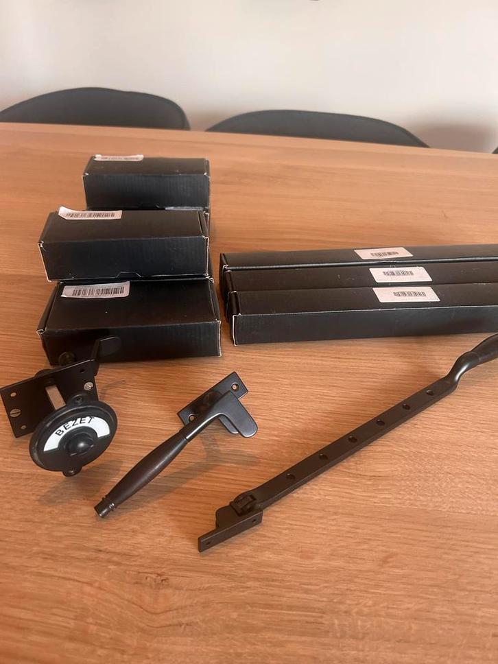 Zwart klassiek raambeslag en WC slot - Nieuw!, Doe-het-zelf en Verbouw, Hang- en Sluitwerk, Nieuw, Slot, IJzer, Ophalen of Verzenden