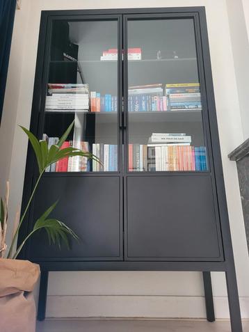 Nette vitrinekast (zwart, 180x100x40, hxbxd) beschikbaar voor biedingen