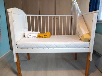 Co-sleeper ledikant incl beddegoed en andere accessoires beschikbaar voor biedingen