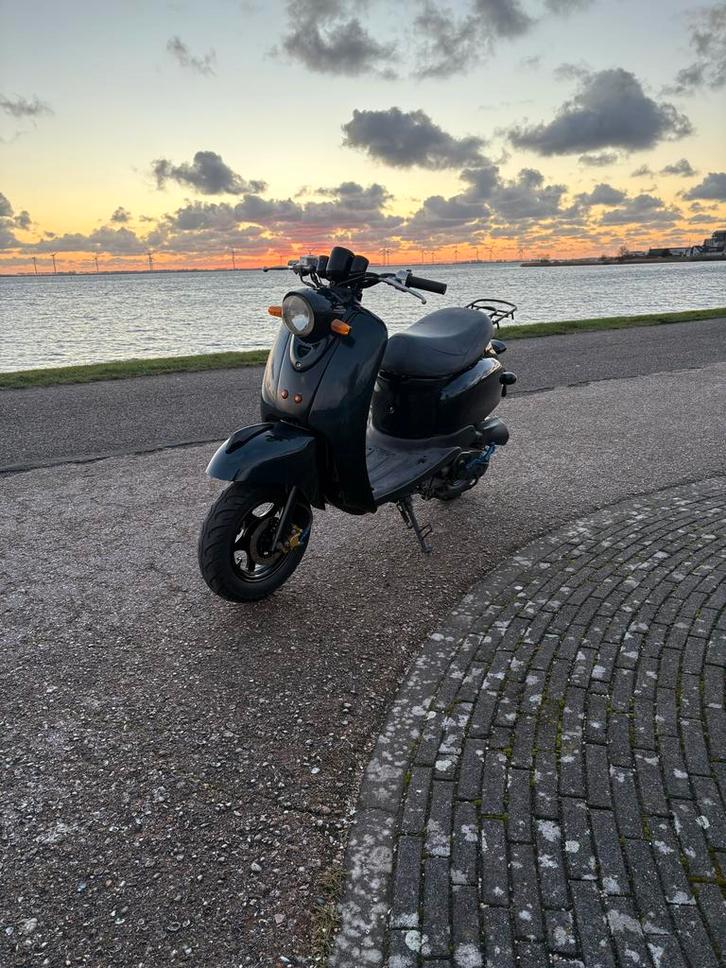 Mooie 100cc scooter met beurt en factuur, Fietsen en Brommers, Snorfietsen en Snorscooters, Gebruikt, Overige merken, Benzine