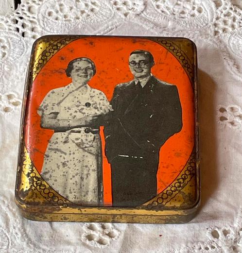 Een klein blikje van Juliana en Bernhard  uit 1937, Verzamelen, Koninklijk Huis en Royalty, Gebruikt, Ophalen of Verzenden