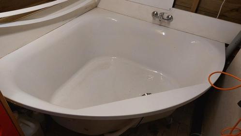 Gratis Hoekbad - Gebruikt ligbad kunststof incl kraan douche, Huis en Inrichting, Badkamer | Complete badkamers, Gebruikt, Met bad
