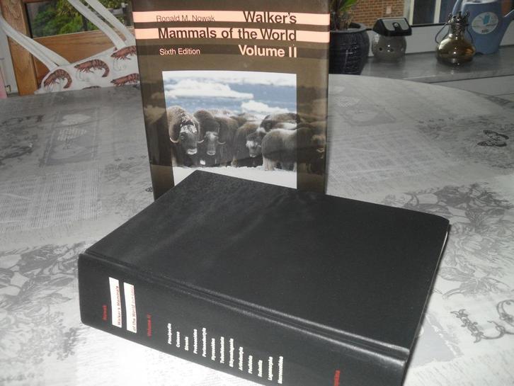WALKER'S MAMMALS OF THE WORLD VOLUME 2., Boeken, Encyclopedieën, Gelezen, Los deel, Dieren, Ophalen of Verzenden