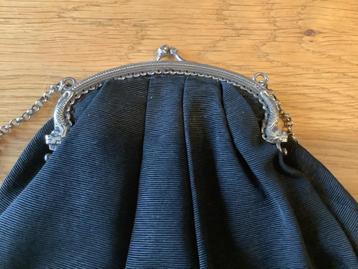 Leuk antiek tasje met echt zilveren beugel beschikbaar voor biedingen