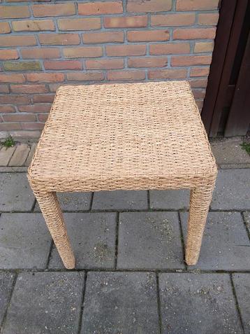 Leuk rotan tafeltje in uitstekende staat.  beschikbaar voor biedingen
