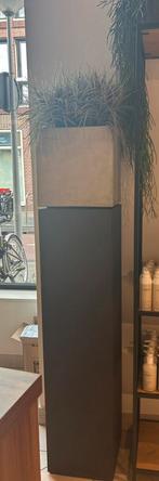 Antraciet zuil met beton grijze plantenbak met kunst gras, Huis en Inrichting, Ophalen, Zo goed als nieuw