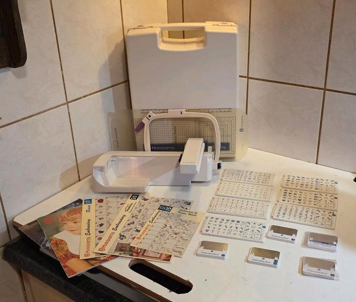 Husqvarna Viking Designer 1 Borduurarm + 5 D-Cards, Hobby en Vrije tijd, Borduren en Borduurmachines, Zo goed als nieuw, Onderdeel of Toebehoren