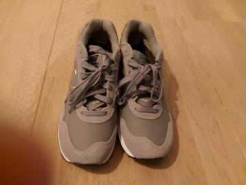 New balance dames sneakers grijs / zwart beschikbaar voor biedingen