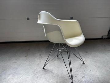Set van 6 Vitra Eames DSR stoelen met witte schelpen beschikbaar voor biedingen