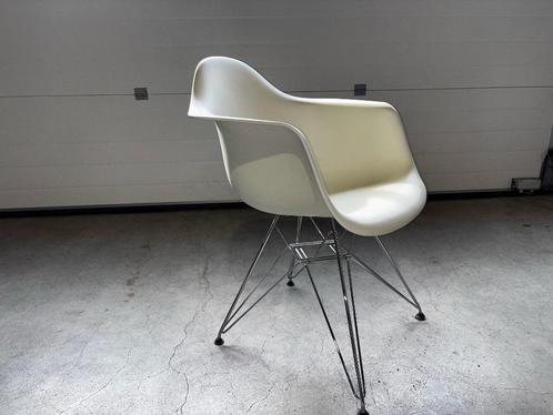 Set van 6 Vitra Eames DSR stoelen met witte schelpen, Huis en Inrichting, Stoelen, Gebruikt, Vijf, Zes of meer stoelen, Kunststof