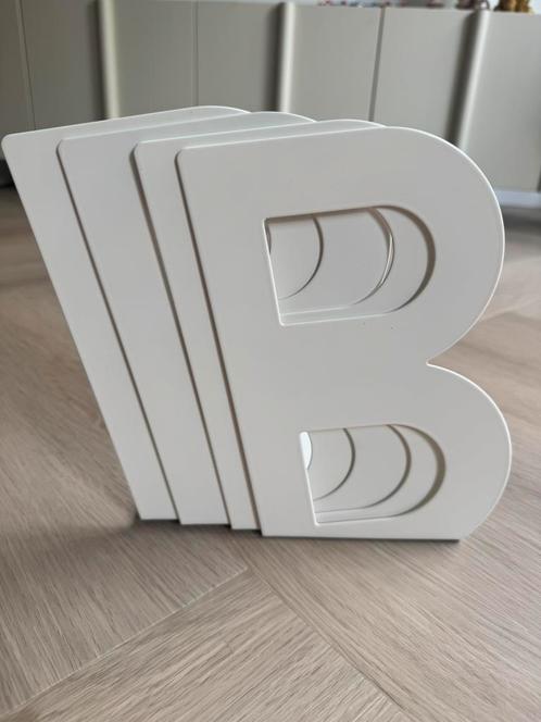 Witte Boekenhouders van IKEA in de Vorm van een Grote 'B', Huis en Inrichting, Woonaccessoires | Krantenbakken en Lectuurbakken
