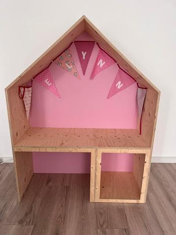 Houten Speelhuis met bureau beschikbaar voor biedingen