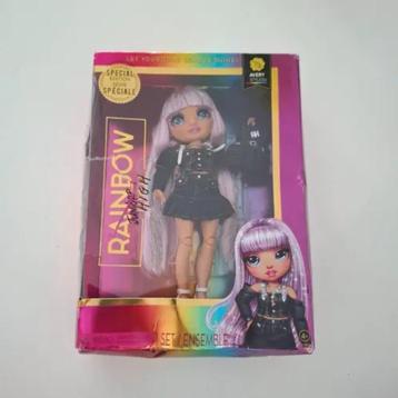 Rainbow Junior High Fashion Doll | AVERY STYLES Pink beschikbaar voor biedingen
