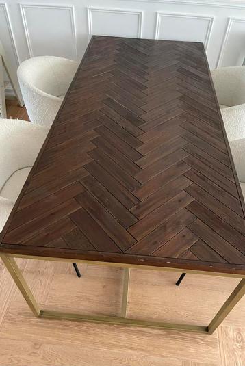 Visgraat eettafel beschikbaar voor biedingen