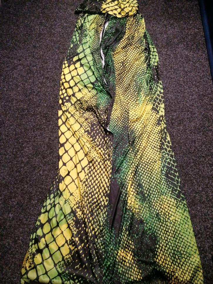 Groene cape met slangenprint 1 maat, Kleding | Dames, Carnavalskleding en Feestkleding, Zo goed als nieuw, Kleding, Carnaval, Ophalen of Verzenden
