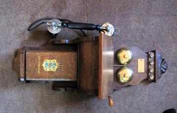 oude decoratieve analoge telefoon beschikbaar voor biedingen