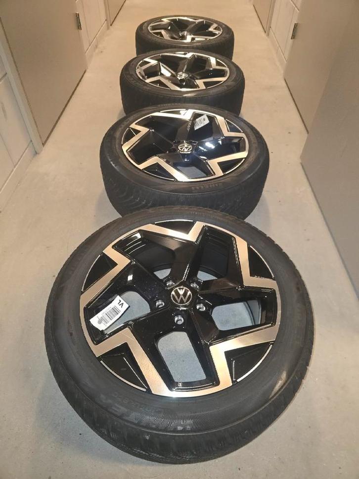 VW Passat B9 Coventry 235 45 18 TPMS, Auto-onderdelen, Banden en Velgen, Banden en Velgen, Winterbanden, 18 inch, 235 mm, Personenwagen