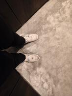 Afgetrapte Nikes, Verzenden, Gedragen