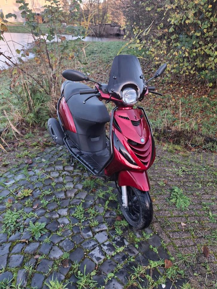 Piaggio zip 4t iget - lage km stand, Fietsen en Brommers, Scooters | Piaggio, Zo goed als nieuw, Zip, Maximaal 45 km/u, Benzine