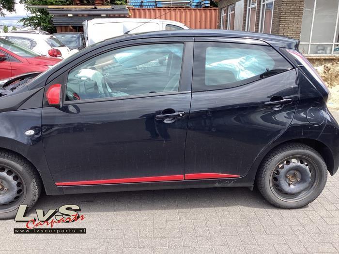 Portier 4Deurs links-voor van een Toyota Aygo, Auto-onderdelen, Carrosserie en Plaatwerk, Deur, Toyota, Gebruikt, 3 maanden garantie