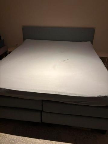 Mooie grijze boxspring met topper 180x200 cm beschikbaar voor biedingen