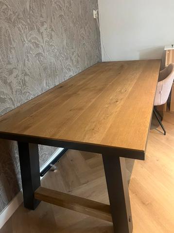 Eetkamertafel 240cm breed van eikenhout beschikbaar voor biedingen