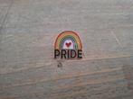 1 mooie regenboog te tekst met de tekst PRIDE te koop, Ophalen of Verzenden, Nieuw, Overige onderwerpen, Speldje of Pin