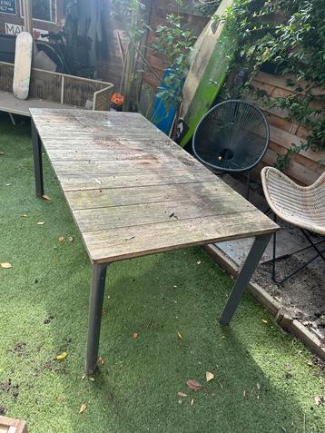 Tuintafel. Zware poten beschikbaar voor biedingen