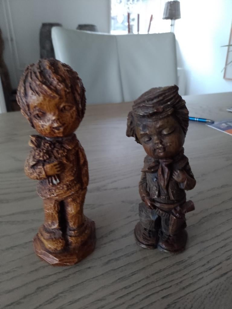 Twee vintage beeldjes, waarvan één beschadigd, Ophalen