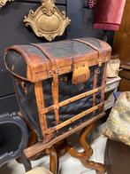 Oude hutkoffer met lederen details, Ophalen