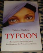 Qaisra Shahraz - Tyfoon, Ophalen of Verzenden, Nieuw