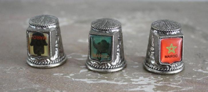 Vintage verzilverde vingerhoed vingerhoed met reisschild, Verzamelen, Vingerhoedjes, Gebruikt, Buitenland, Zilver, Reliëf, Ophalen of Verzenden