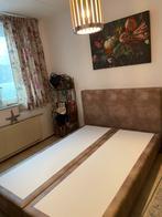 MOOI 2 PERSOONS BED 140x200 BRUIN, GECAPITUNEERDE ACHTERWAND, Ophalen, Bruin, Tweepersoons, 140 cm