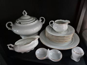 Porseleinen servies met gouden rand beschikbaar voor biedingen