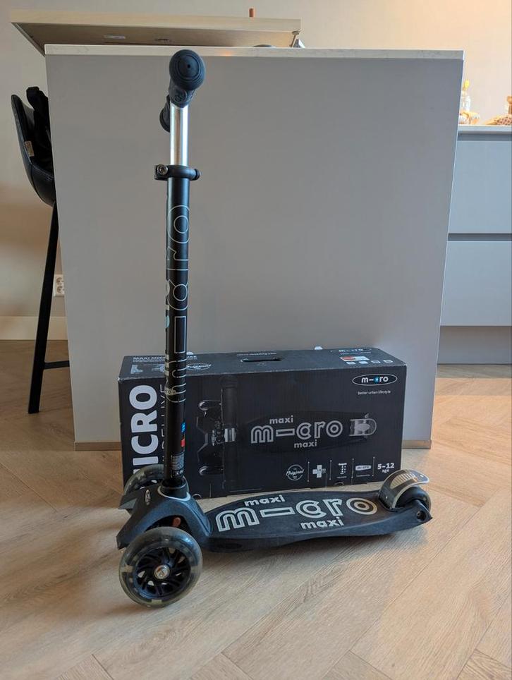 Micro Maxi deluxe step zwart - grijs 5-12 jaar, Fietsen en Brommers, Steps, Zo goed als nieuw, Gewone step, Ophalen of Verzenden